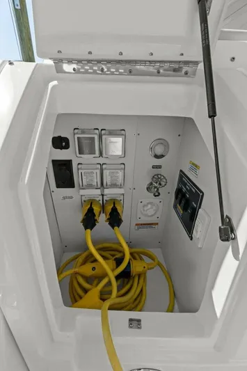  Yacht Photos Pics 2022 Sea Ray 320 Sundancer - Image 33