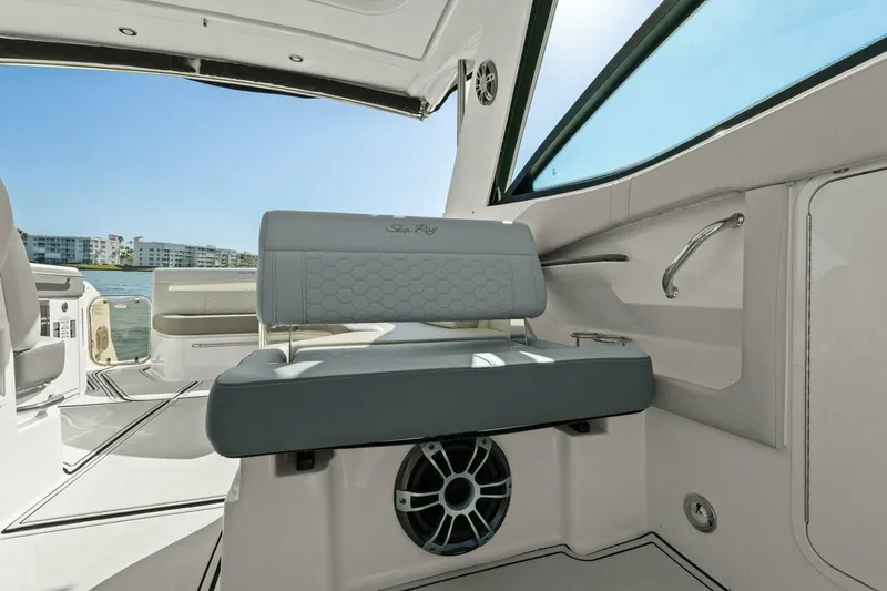  Yacht Photos Pics 2022 Sea Ray 320 Sundancer - Image 19