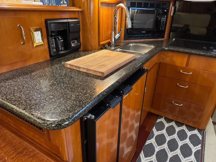 Makin Memories Yacht Photos Pics Luxurious 2003 Carver 396 yacht kitchen with granite countertops and modern appliances.