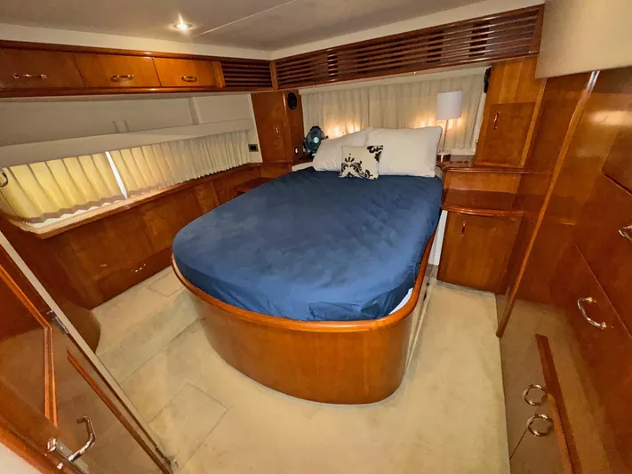 Makin Memories Yacht Photos Pics Luxurious 2003 Carver 396 yacht bedroom with wood cabinetry and cozy bedding.