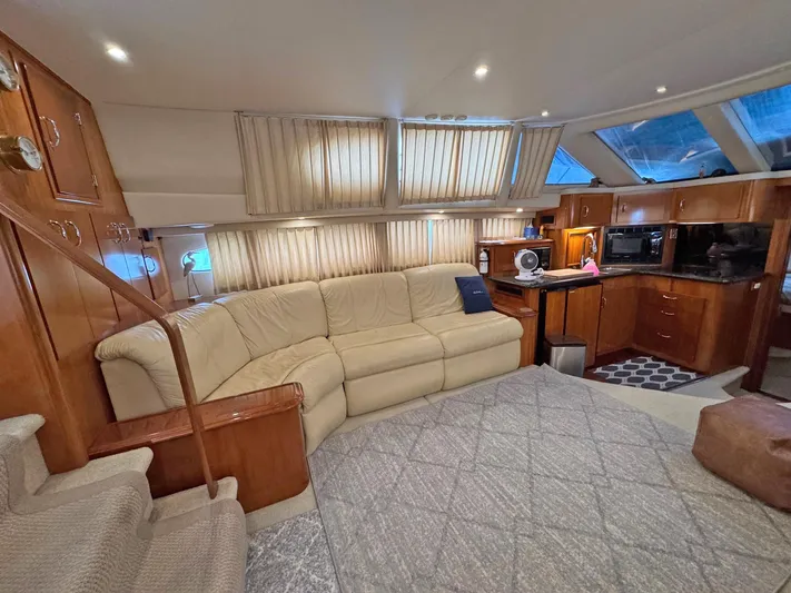 Makin Memories Yacht Photos Pics Luxurious interior of 2003 Carver 396 yacht with plush seating and modern amenities.
