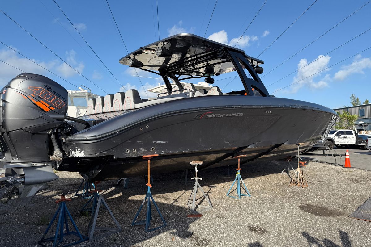 2019 Midnight Express 43 