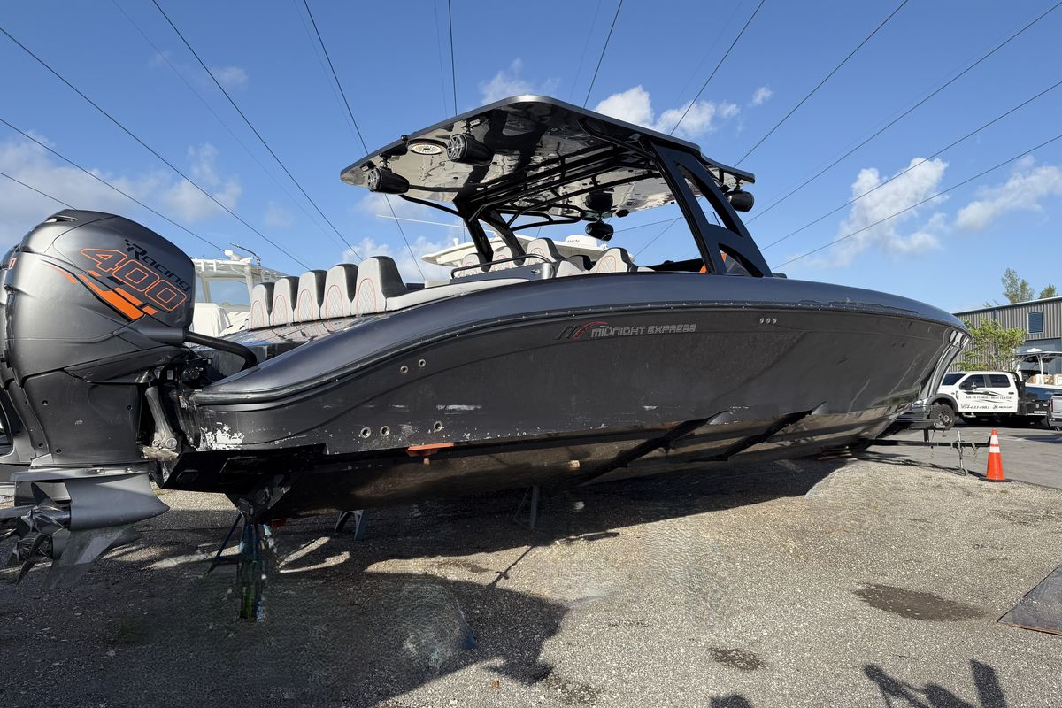 2019 Midnight Express 43 