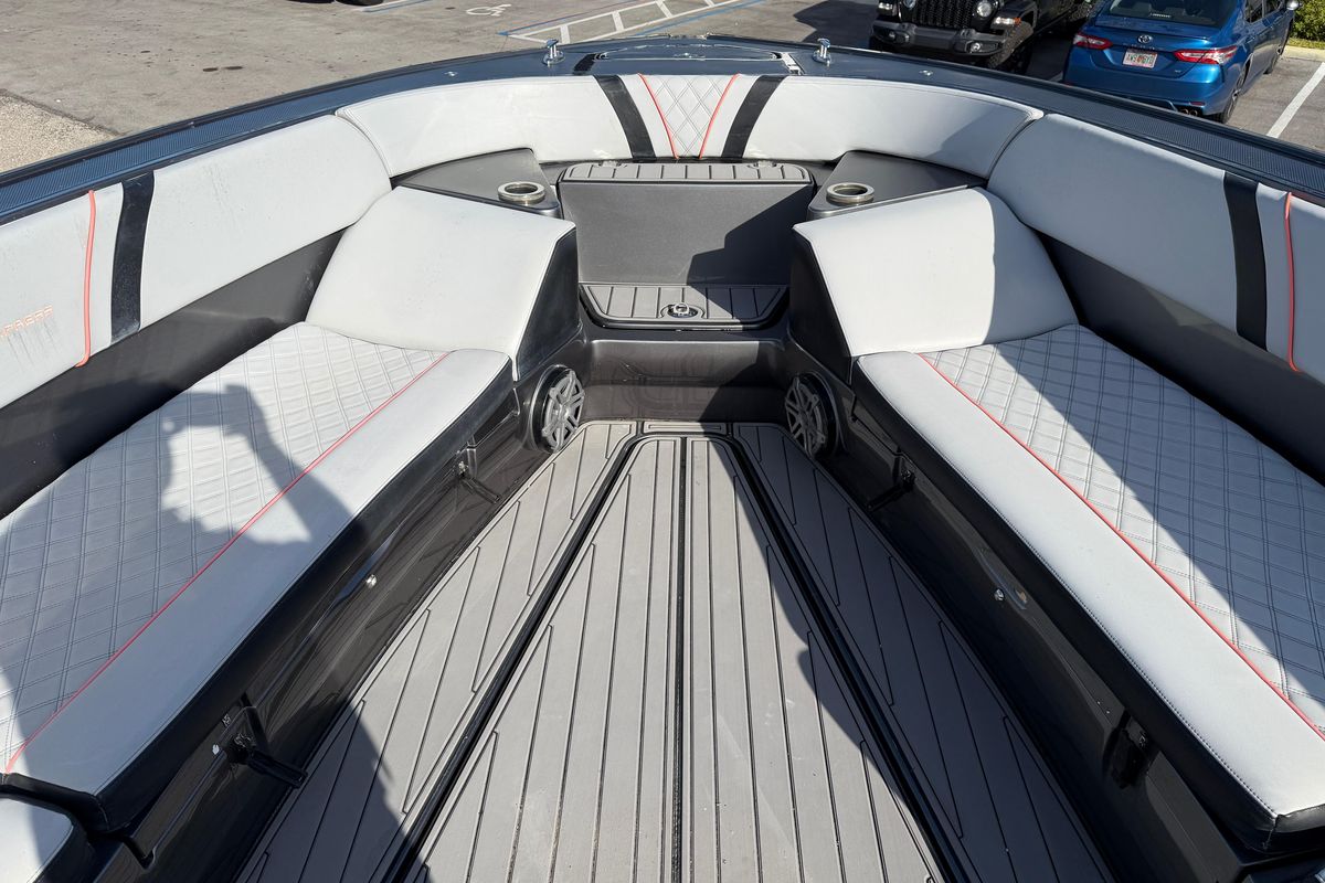 2019 Midnight Express 43 