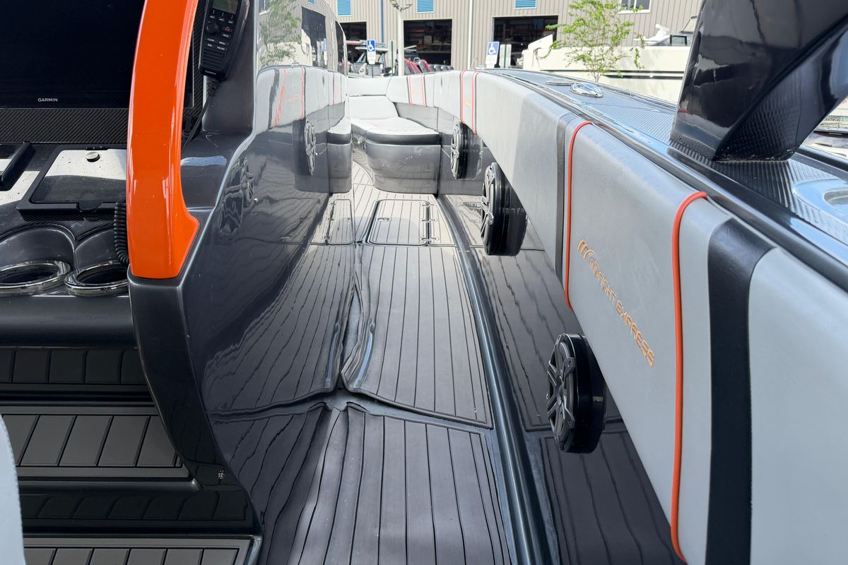 2019 Midnight Express 43 