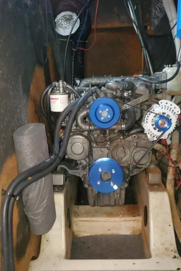  Yacht Photos Pics Engine of 1999 Beneteau Oceanis 44 CC sailboat, showcasing mechanical components.