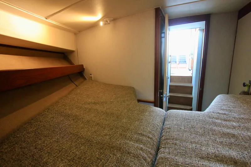 La Dorada Yacht Photos Pics V-Berth.