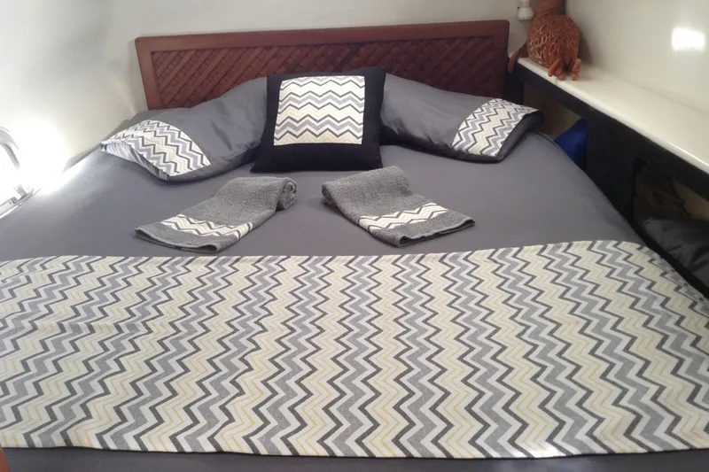 Alleycat Yacht Photos Pics Cozy cabin bed in 2004 Island Spirit 400 yacht with chevron-patterned bedding.