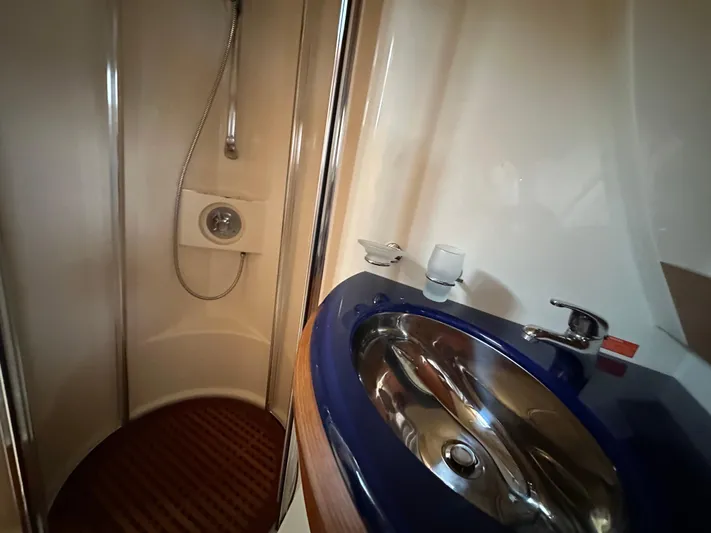 Azimut Benetti Fly 50 Yacht Photos Pics Bathroom interior of 2006 Azimut 50 yacht with shower and sink.