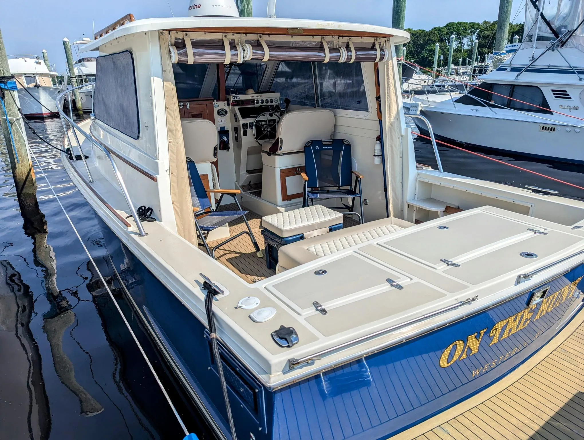 2000 Hunt Yachts 29 docked, featuring spacious deck and seating area.