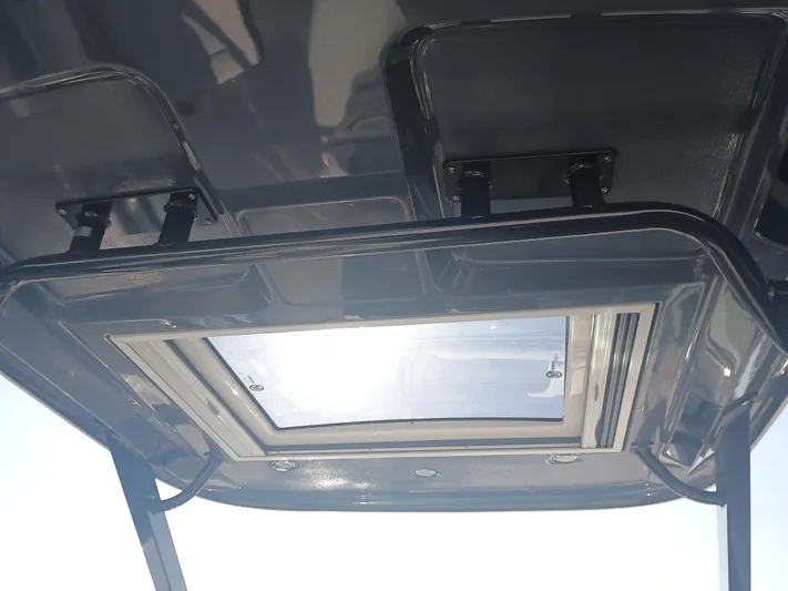 280-101 Yacht Photos Pics 2024 Chaparral 280 OSX boat roof with sunroof, viewed from below.