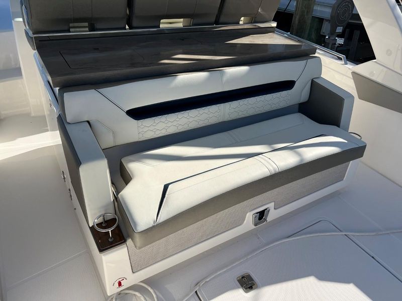 2022 Tiara Yachts 34 LS