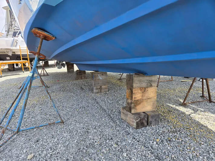 First Mates Yacht Photos Pics 2015 Beneteau Swift Trawler 44 on blocks, hull view, gravel ground.