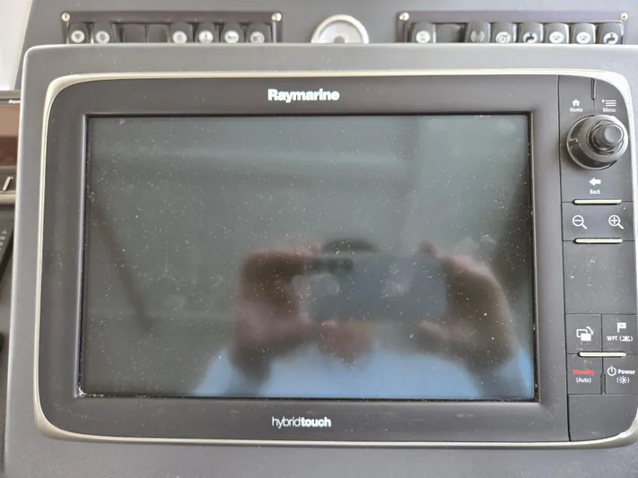 First Mates Yacht Photos Pics Raymarine HybridTouch display on 2015 Beneteau Swift Trawler 44 yacht.