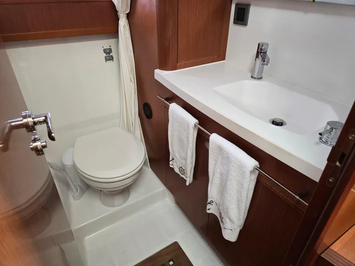 First Mates Yacht Photos Pics 2015 Beneteau Swift Trawler 44 bathroom with sink, toilet, and towels.