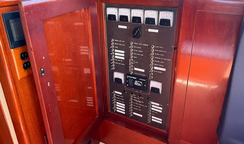 Big Blue Yacht Photos Pics Rybovich 45 BIG BLUE - Salon Control Panel