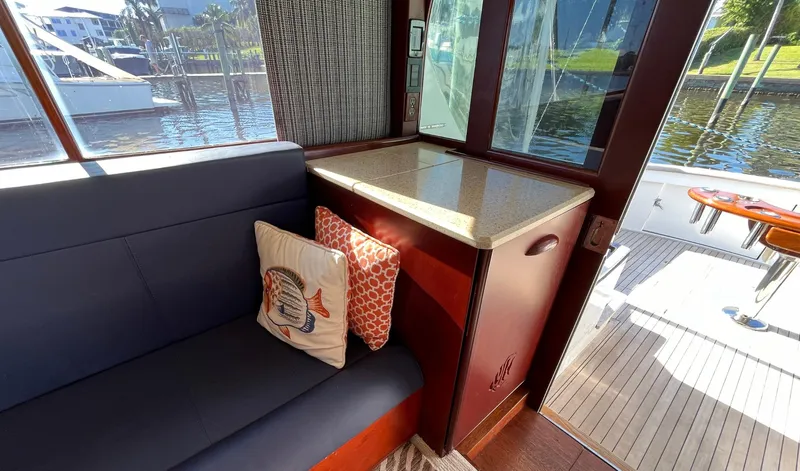 Big Blue Yacht Photos Pics Rybovich 45 BIG BLUE - Salon Entrance