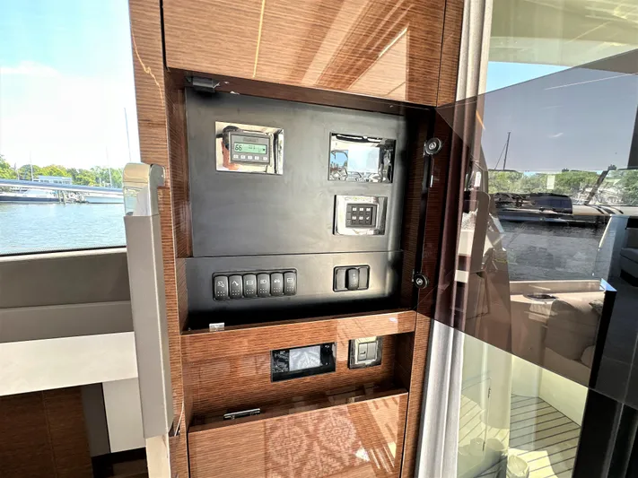  Yacht Photos Pics 2022 Prestige Yachts 590 Fly