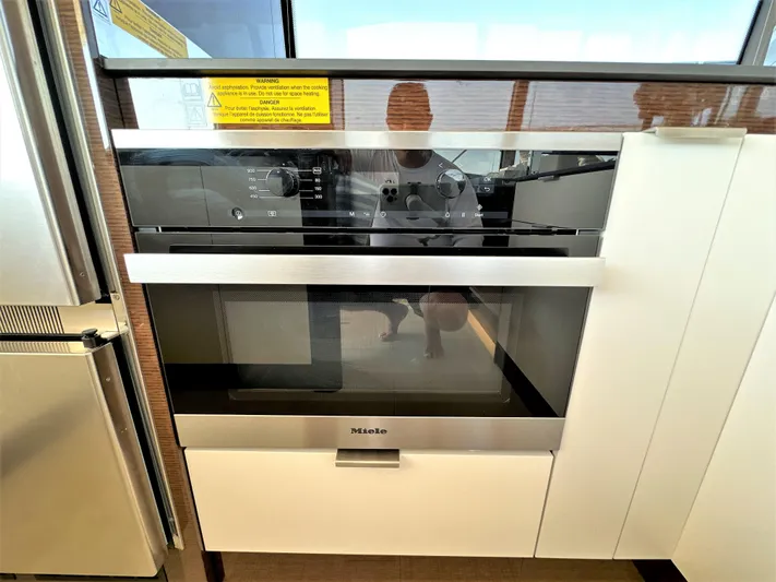  Yacht Photos Pics 2022 Prestige Yachts 590 Fly