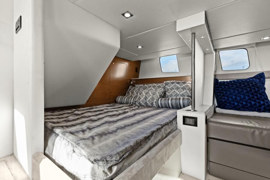 2014 Cruisers Yachts 45 