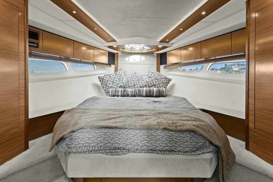 2014 Cruisers Yachts 45 