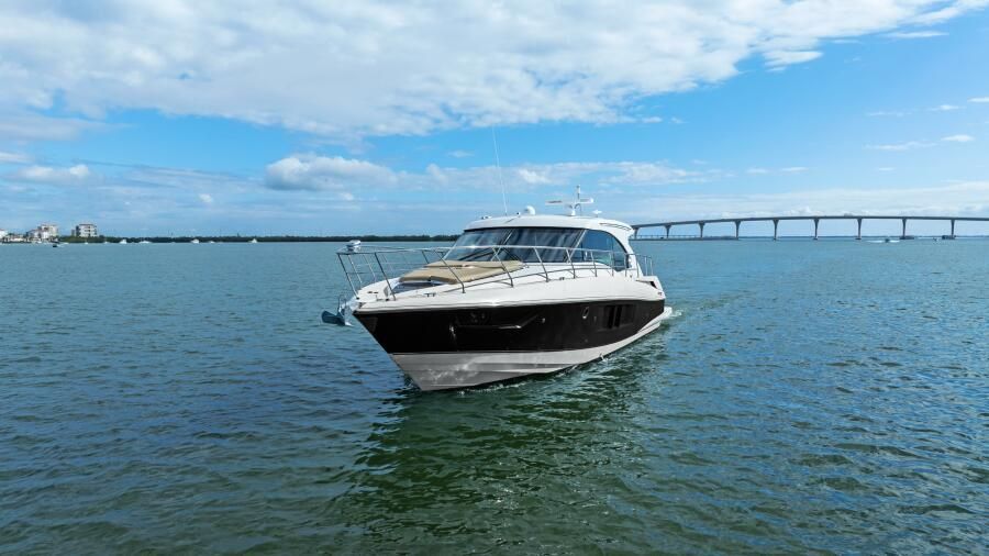 2014 Cruisers Yachts 45 
