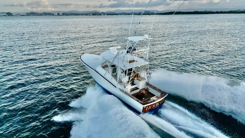 Hook Up Yacht Photos Pics A 2004 Predator 35 boat cruising swiftly on open water.