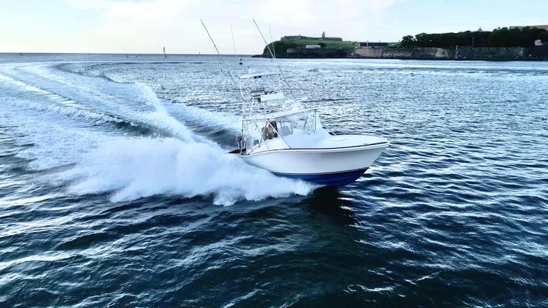 Hook Up Yacht Photos Pics 2004 Predator 35 boat cruising swiftly on open water.