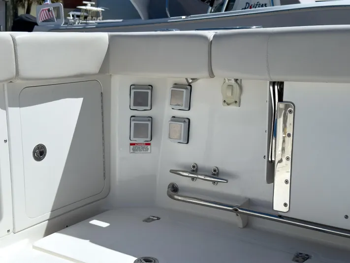 Pearl Yacht Photos Pics 2018 Boston Whaler 315 Conquest boat interior, featuring control panel and seating area.