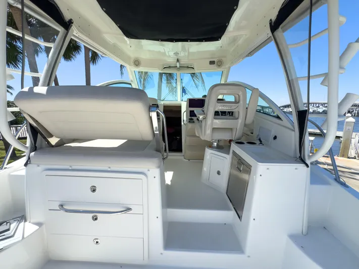 Pearl Yacht Photos Pics 2018 Boston Whaler 315 Conquest interior with seating, storage, and helm station.