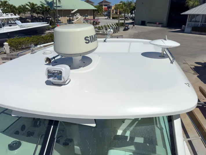 Pearl Yacht Photos Pics 2018 Boston Whaler 315 Conquest boat with radar and spotlight on deck.