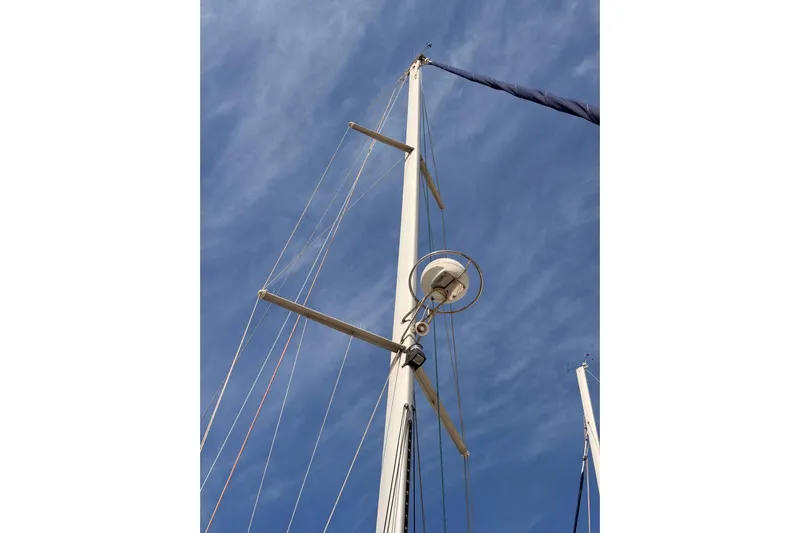 Seaduction Yacht Photos Pics Mast of 2005 Catalina 42 MkII sailboat against a clear blue sky.