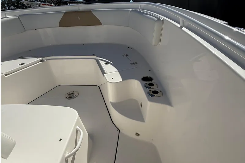  Yacht Photos Pics 2016 Edgewater 280CC boat interior, featuring spacious seating and cup holders.