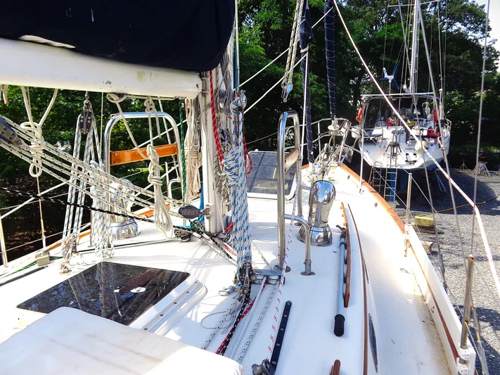 Remedy Yacht Photos Pics 1995 Pacific Seacraft 37 sailboat deck with rigging and equipment.