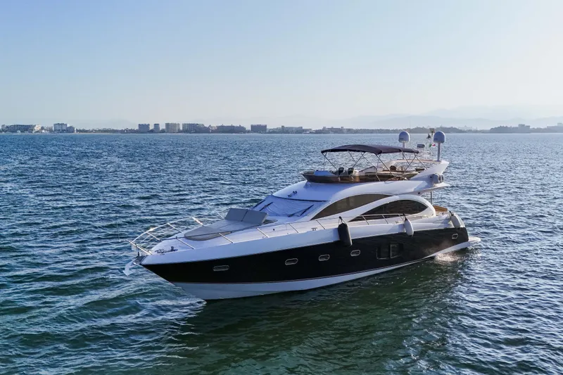  Yacht Photos Pics 2009 Sunseeker Manhattan 70 yacht cruising, city skyline in background, for sale in Mexico by Servicios Nauticos and Gaston troche