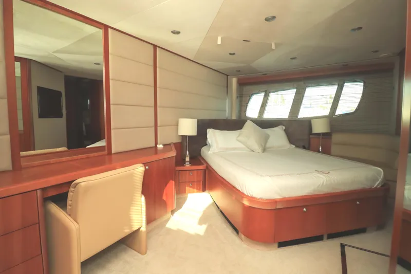  Yacht Photos Pics Luxurious main cabin of 2009 Sunseeker Manhattan 70 yacht, for sale in Mexico by Servicios Nauticos and Gaston Troche