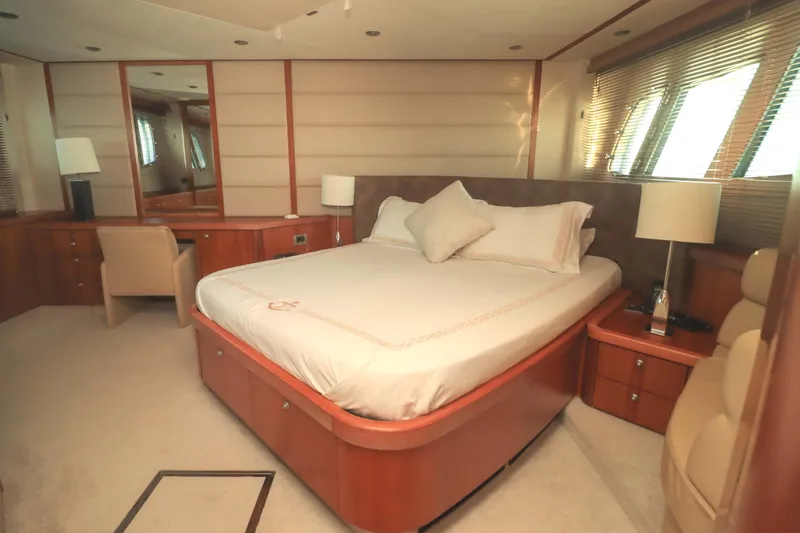  Yacht Photos Pics Luxurious main cabin of 2009 Sunseeker Manhattan 70 yacht, for sale in Mexico by Servicios Nauticos and Gaston Troche