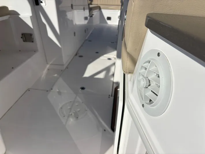  Yacht Photos Pics 2019 EVERGLADES 340 DC - Image 60