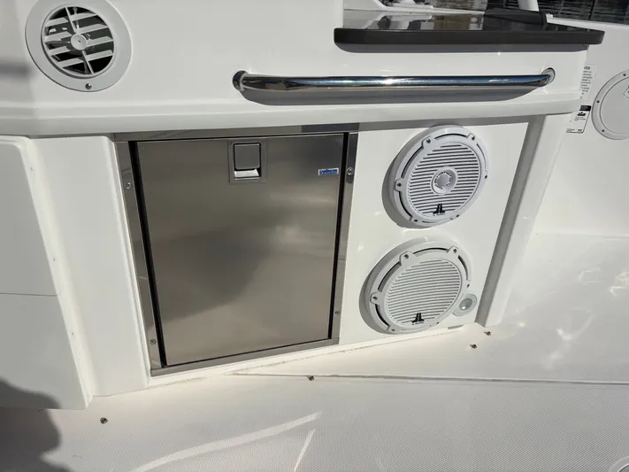  Yacht Photos Pics 2019 EVERGLADES 340 DC - Image 59