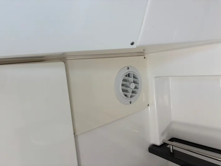  Yacht Photos Pics 2019 EVERGLADES 340 DC - Image 43