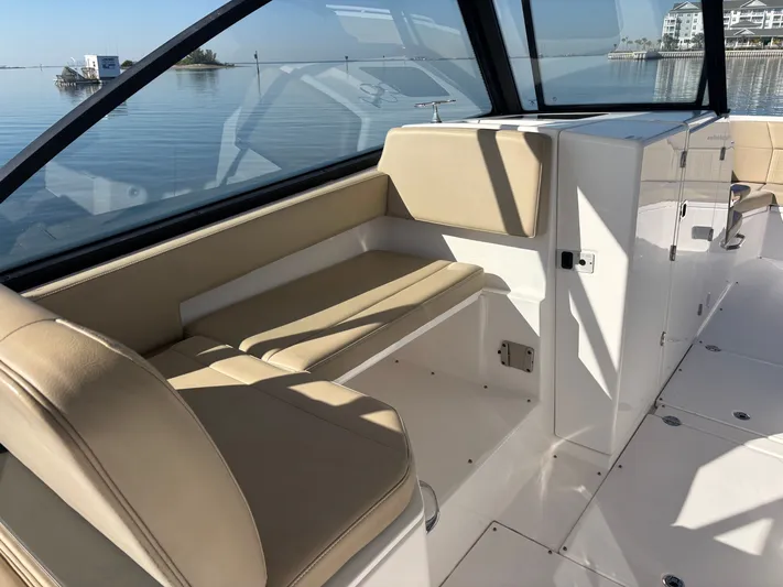  Yacht Photos Pics 2019 EVERGLADES 340 DC - Image 27