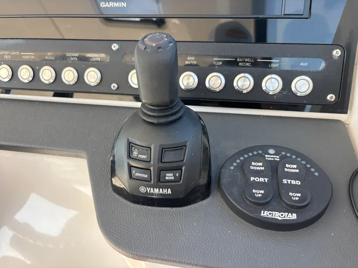  Yacht Photos Pics 2019 EVERGLADES 340 DC - Image 30