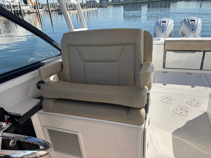  Yacht Photos Pics 2019 EVERGLADES 340 DC - Image 24