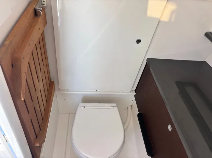  Yacht Photos Pics 2019 EVERGLADES 340 DC - Image 39