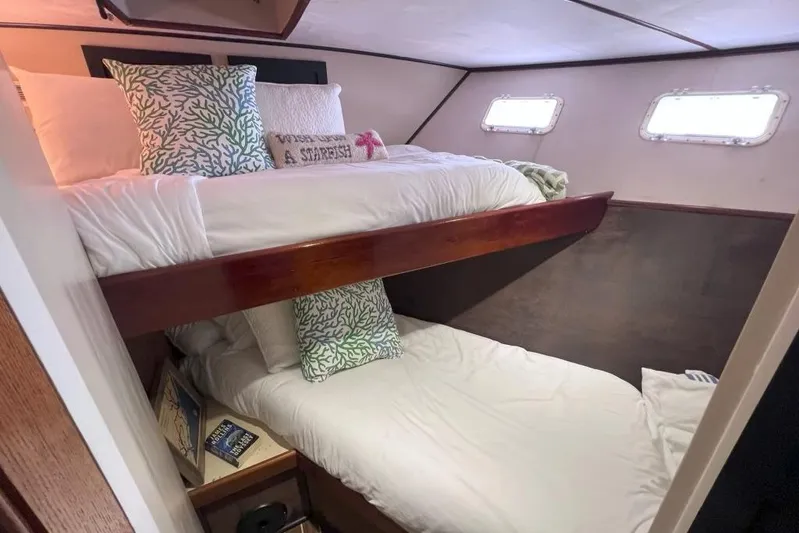 Nother Venture Yacht Photos Pics Cozy cabin with bunk beds in 1989 Hatteras 78 CPMY yacht, featuring nautical-themed pillows.