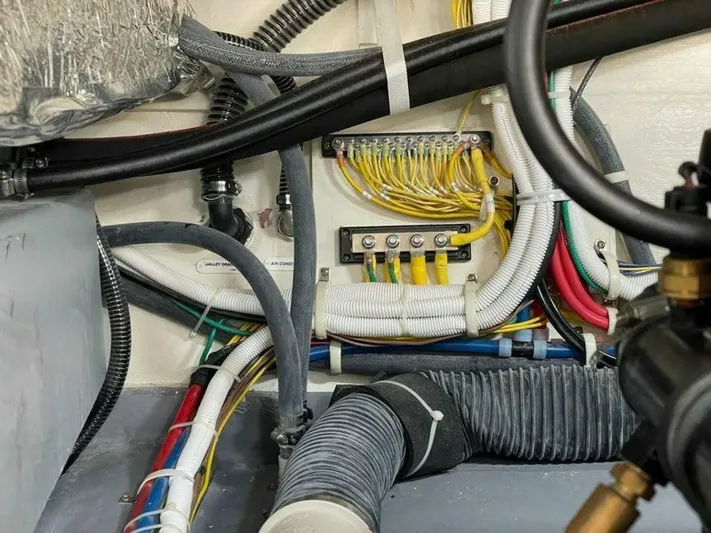 Mjm Grand Yacht Photos Pics 2020 Carver C36 Command Bridge - Image 57