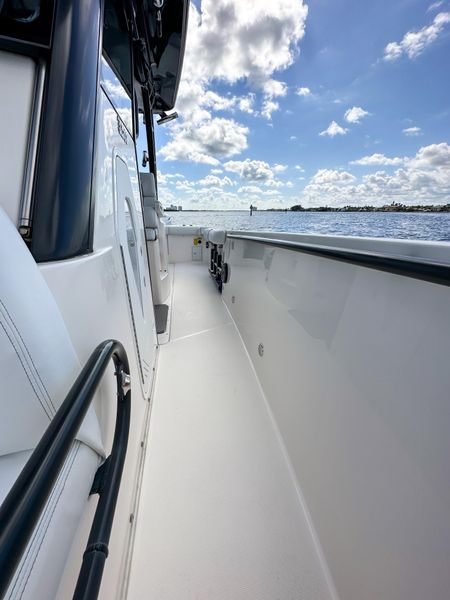 2014 Everglades 325 Center Console