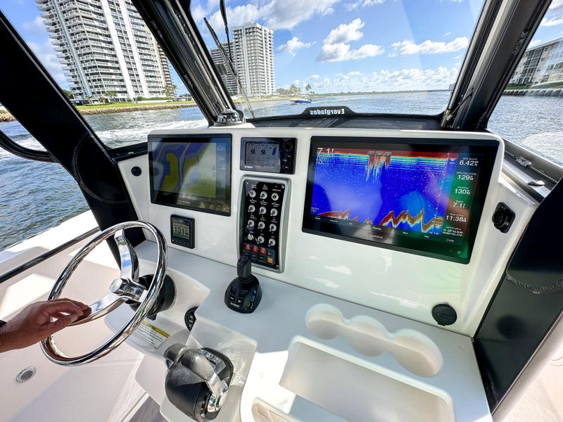 2014 Everglades 325 Center Console