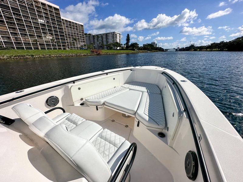 2014 Everglades 325 Center Console