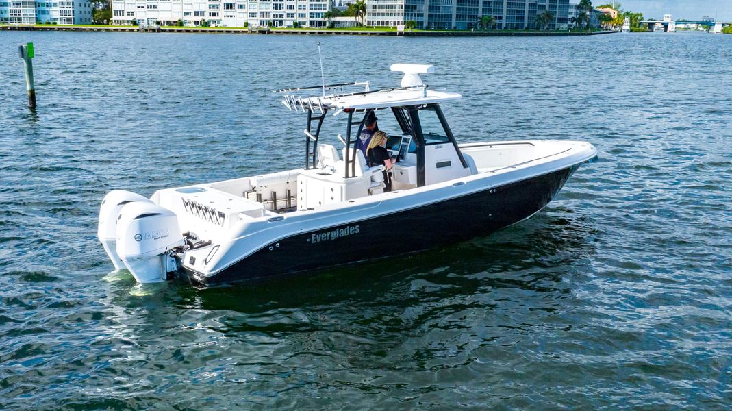 2014 Everglades 325 Center Console